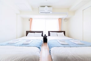 Apartamento superior, no fumadores (204) | Espacio para trabajar con un portátil y tabla de planchar con plancha