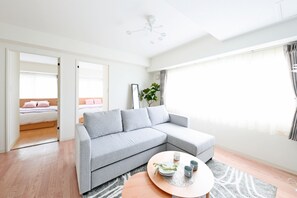 Deluxe Apartment, Non Smoking (with Parking, 701) | Ruang tamu | TV 