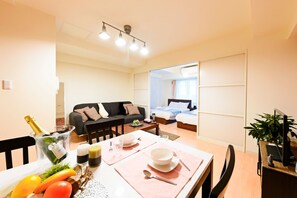 Superior Apartment, Non Smoking 204 | In-room dining