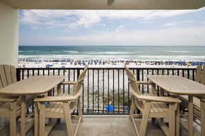 Outdoor dining - Sea Oats 602🌊Gulf Front🏖️Beach Service (Fort Walton Beach)