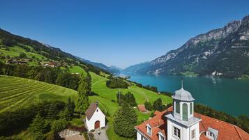 Une vue pittoresque d’un village avec une église imposante et un lac.