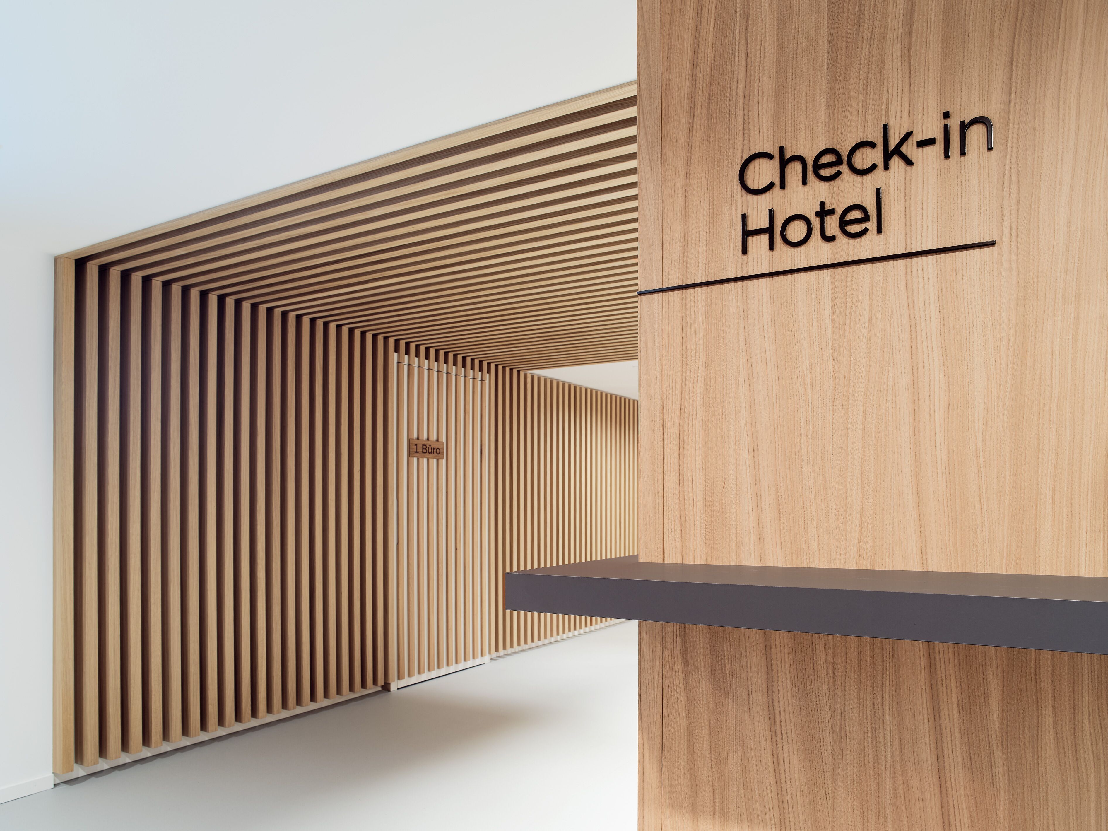 Ein Check-in-Bereich mit Holzpaneelen und einem Schild mit der Aufschrift 'Check-in Hotel'.