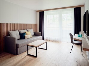 Leilighet – superior | Oppholdsområde | Flatskjerm-TV