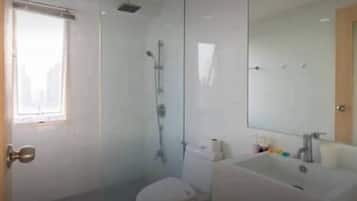 Deluxe Condo | Bathroom | Combined shower/bathtub, hydromassage showerhead, towels