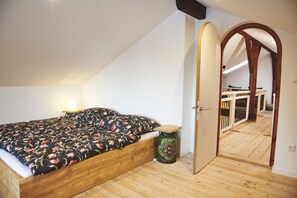 3 bedrooms, travel cot, free WiFi, bed sheets
