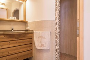 Dusche, Haartrockner, Handtücher