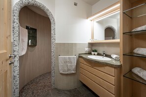 Shower, hair dryer, towels - Holiday Apartment “Sonnenschein” near Seiser Alm with Mountain View & Balcony (Kastelruth)