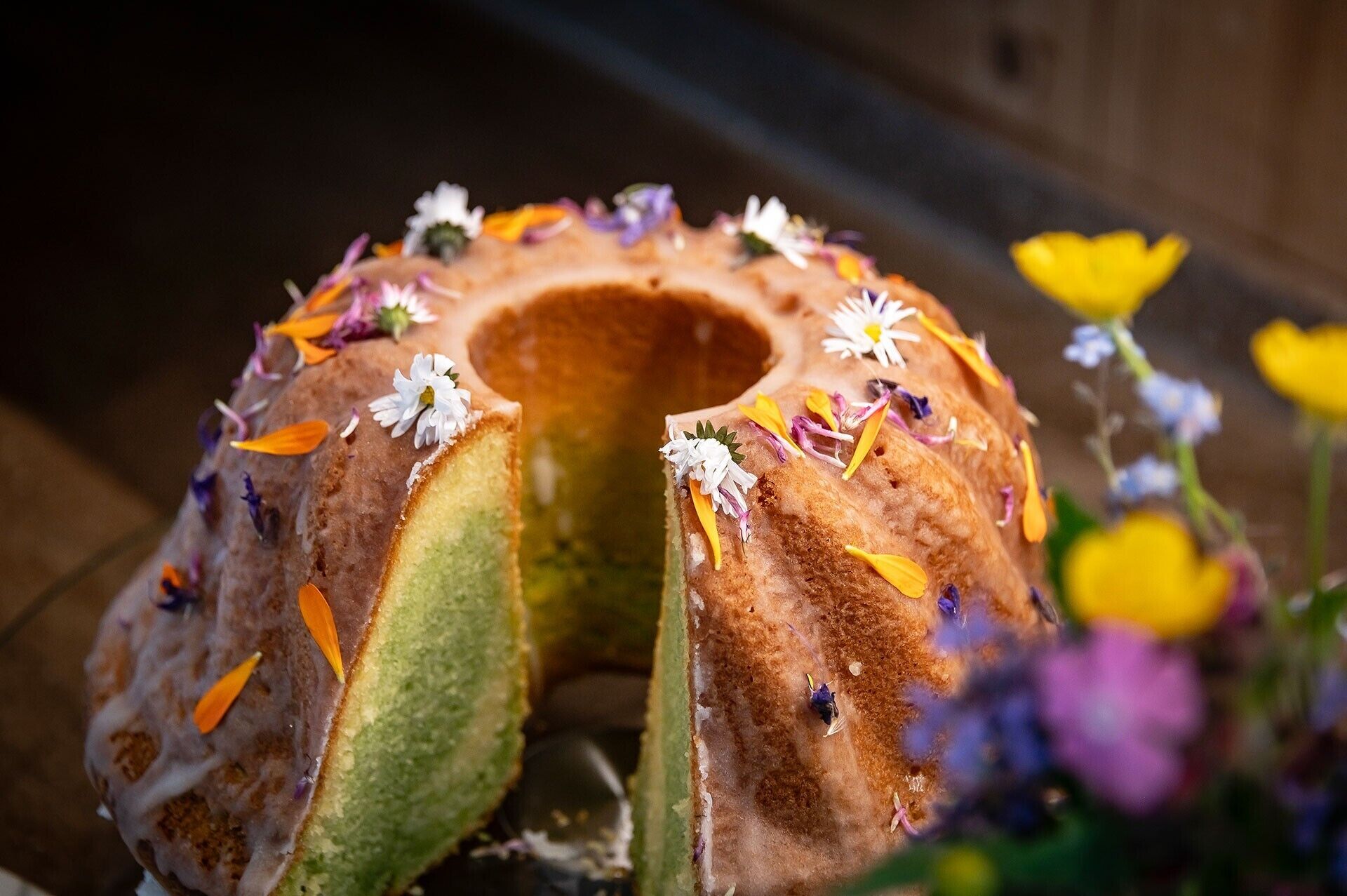 Un gâteau en forme de couronne, décoré de motifs floraux.
