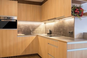 Frigorifero, microonde, forno, piano cottura
