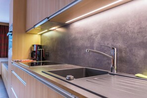 Réfrigérateur, four, plaque de cuisson, lave-vaisselle