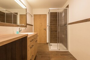 Regadera, secadora de cabello, toallas 