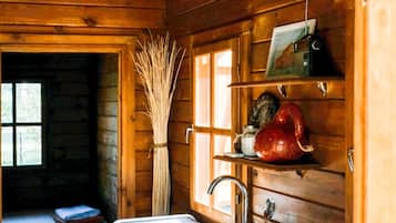Bungalow | Dapur kecil pribadi | Lemari es, kompor, dan peralatan masak/sendok-piring