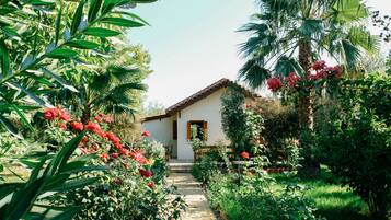 Bungalow | Garden view