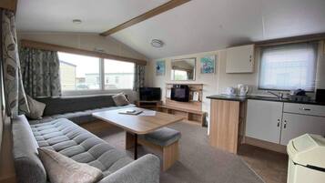 Cabin | Living room | Fireplace