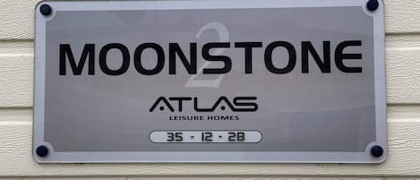 Une enseigne indiquant « Moonstone Atlas Leisure Homes », avec la mention d’un modèle comprenant deux chambres et dont le prix est de 35 000.