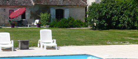 حمّام سباحة خارجي، حمّام سباحة مُدفَّأ