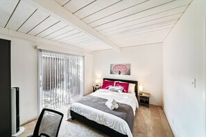 3 chambres, coffres-forts dans les chambres, fer et planche à repasser