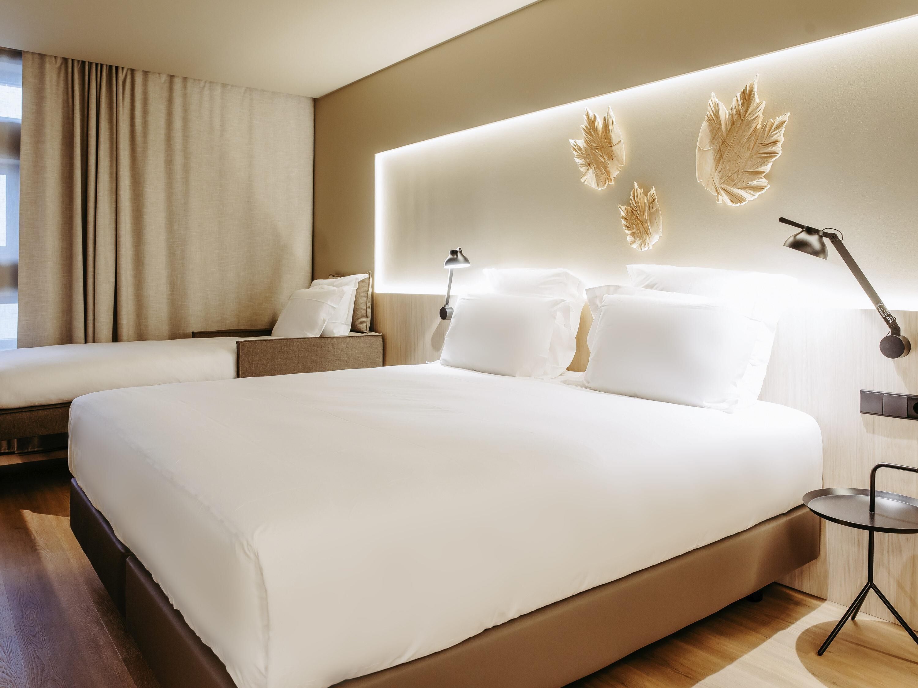 Minibar, coffres-forts dans les chambres, bureau