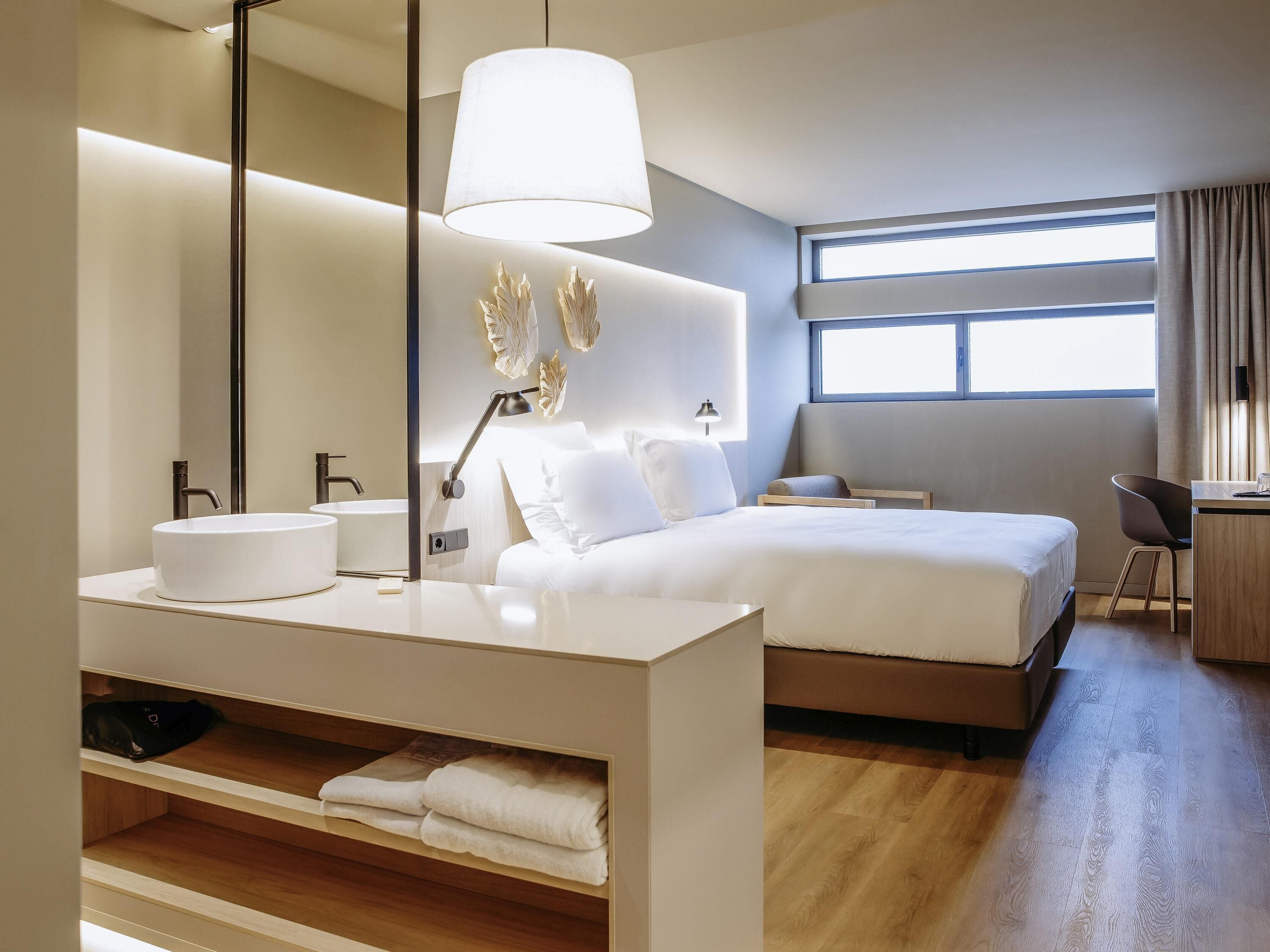 Minibar, coffre-fort pour ordinateur portable, bureau