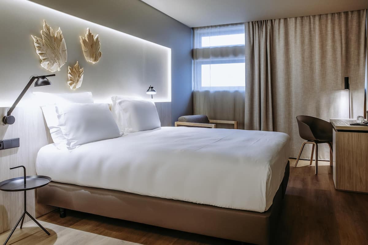 Superior Room, 1 King Bed | Minibar, in-room safe, desk, laptop workspace