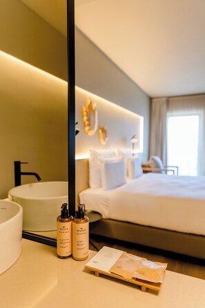 Privilege, Habitación, 1 cama de matrimonio grande | Baño | Ducha y cabezal de ducha tipo lluvia