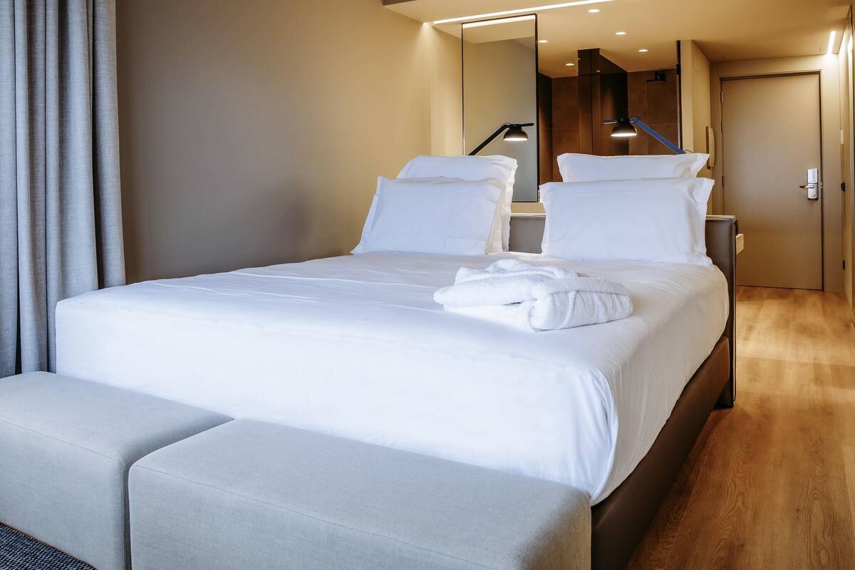 Privilege, Room, 1 King Bed | Minibar, in-room safe, desk, laptop workspace
