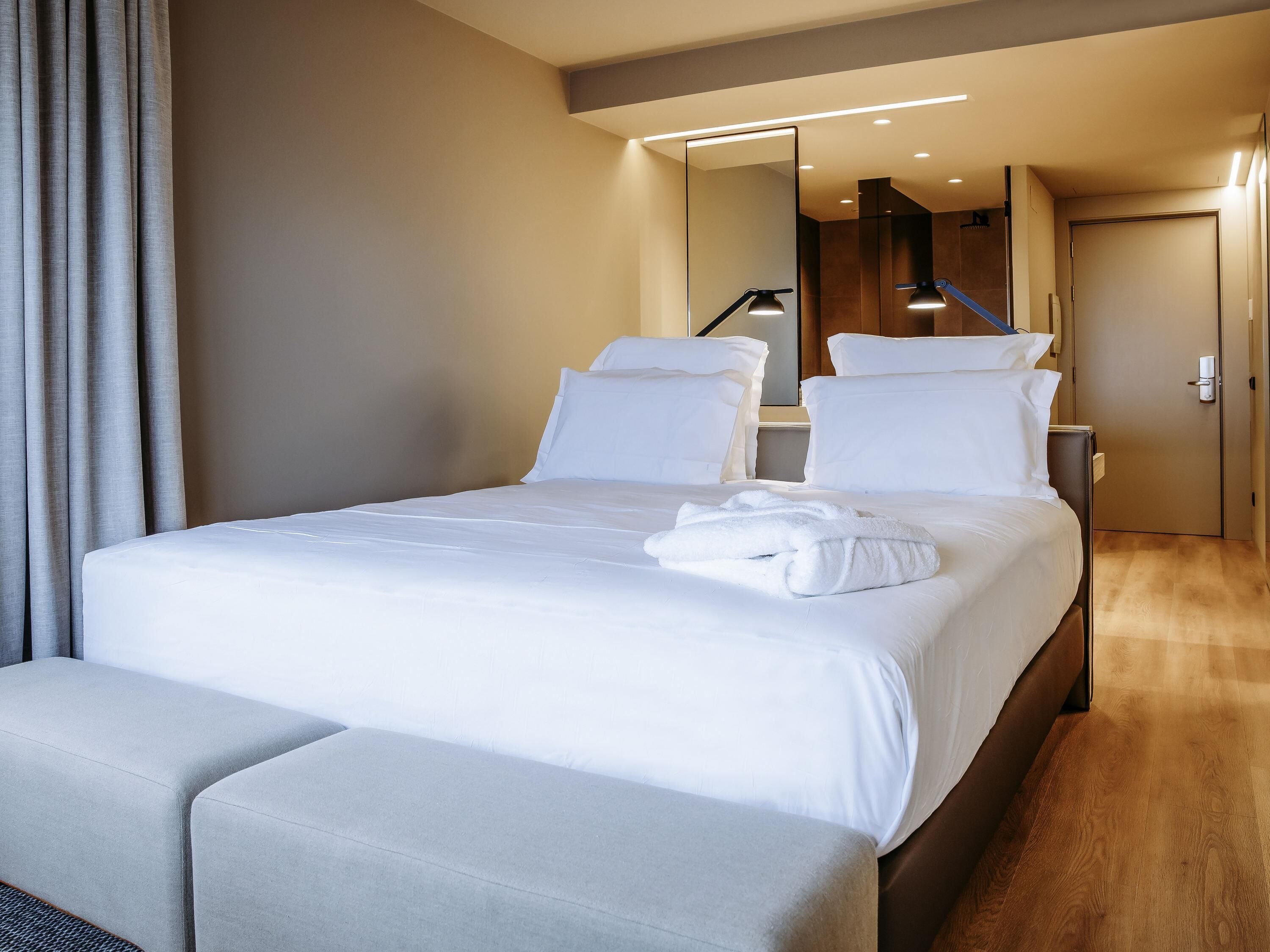 ميني بار وخزنة داخل الغرفة ومكتب ومساحة عمل للكمبيوتر المحمول