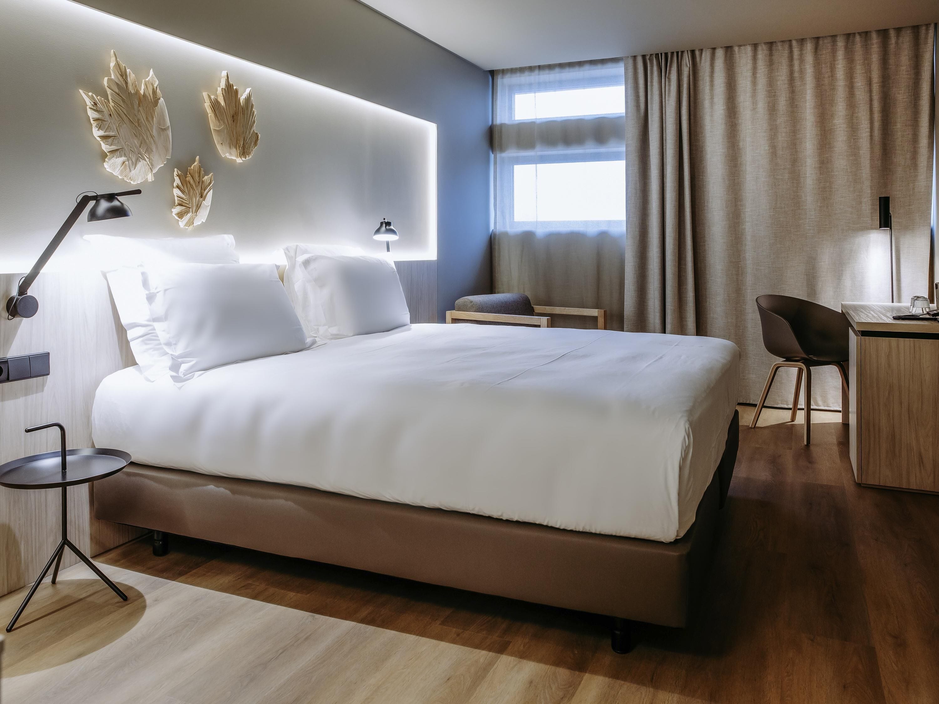 Superior Room, 1 King Bed | Minibar, in-room safe, desk, laptop workspace