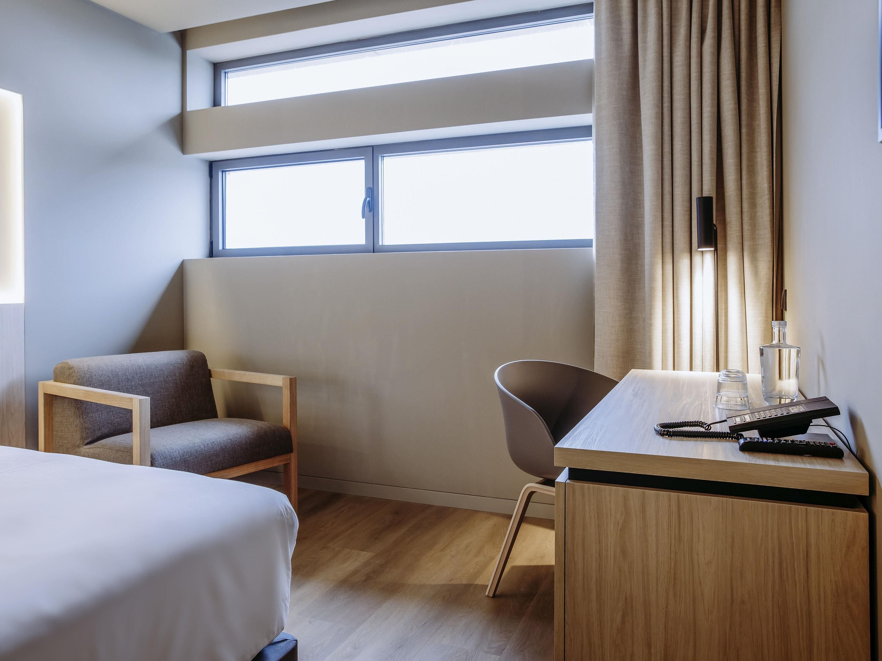 Minibar, coffres-forts dans les chambres, bureau
