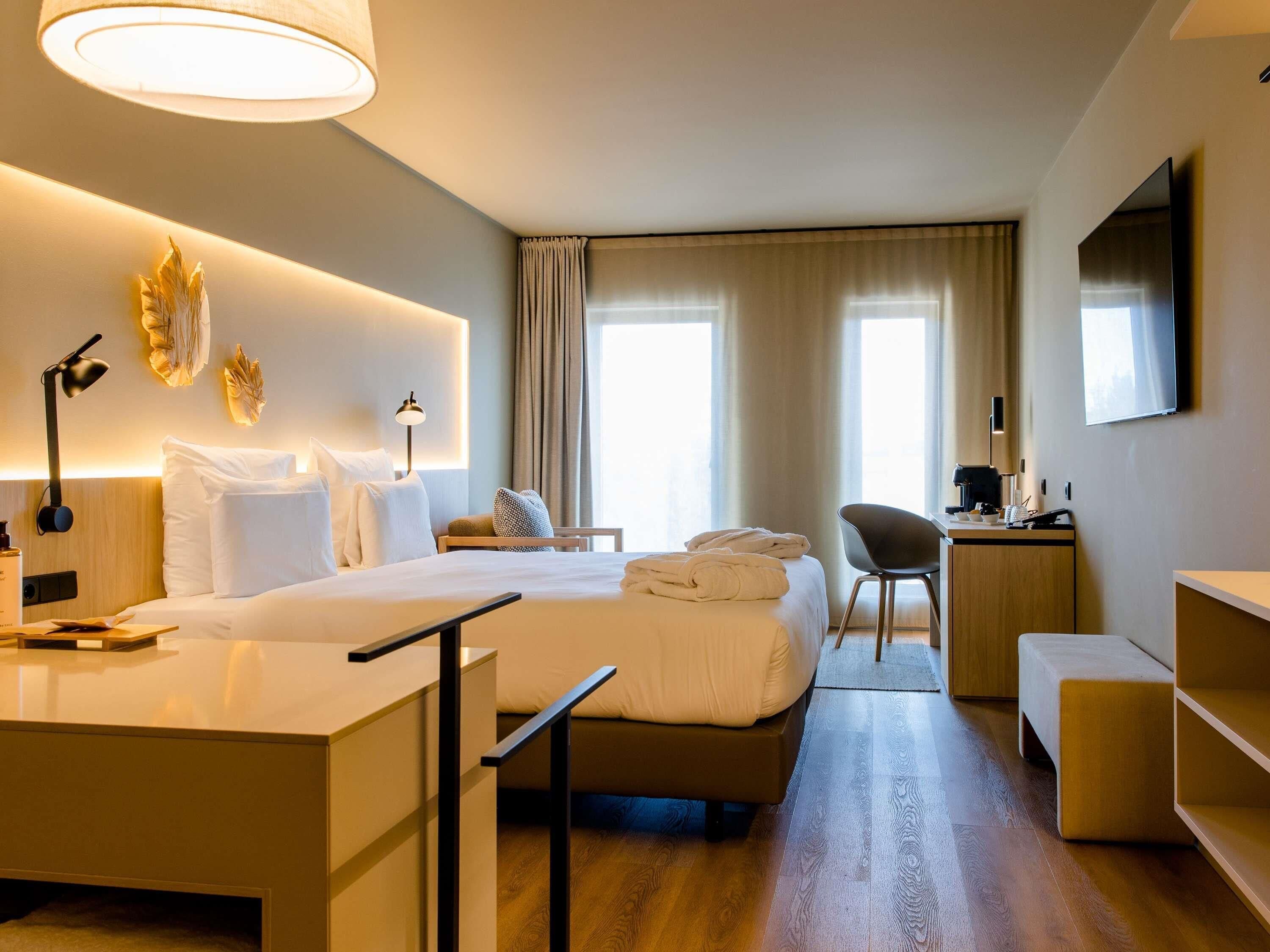 Privilege, Room, 1 King Bed | Minibar, in-room safe, desk, laptop workspace