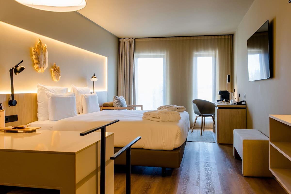 Privilege, Room, 1 King Bed | Minibar, in-room safe, desk, laptop workspace