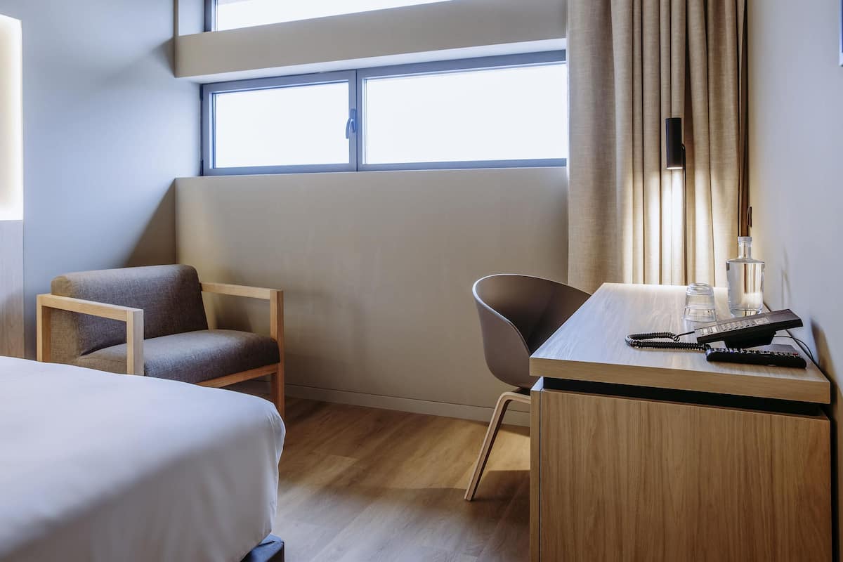 Een minibar, een kluis op de kamer, een bureau, een laptopwerkplek