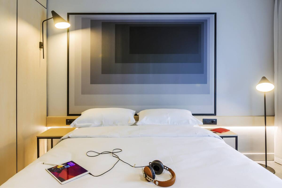 Minibar, coffres-forts dans les chambres, bureau, rideaux occultants