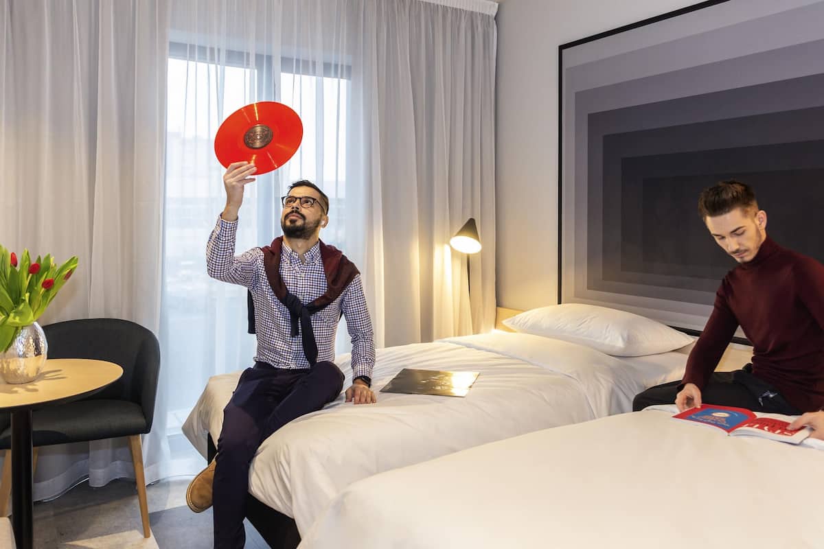 Minibar, két bảo mật tại phòng, bàn, màn/rèm cản sáng