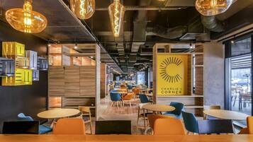 Serveert lunch en diner, internationale gerechten