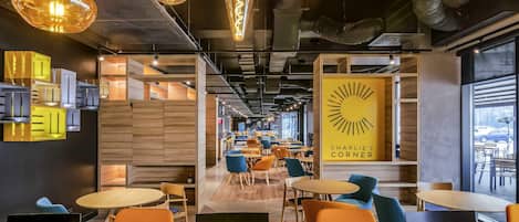 Lunch and dinner served, international cuisine