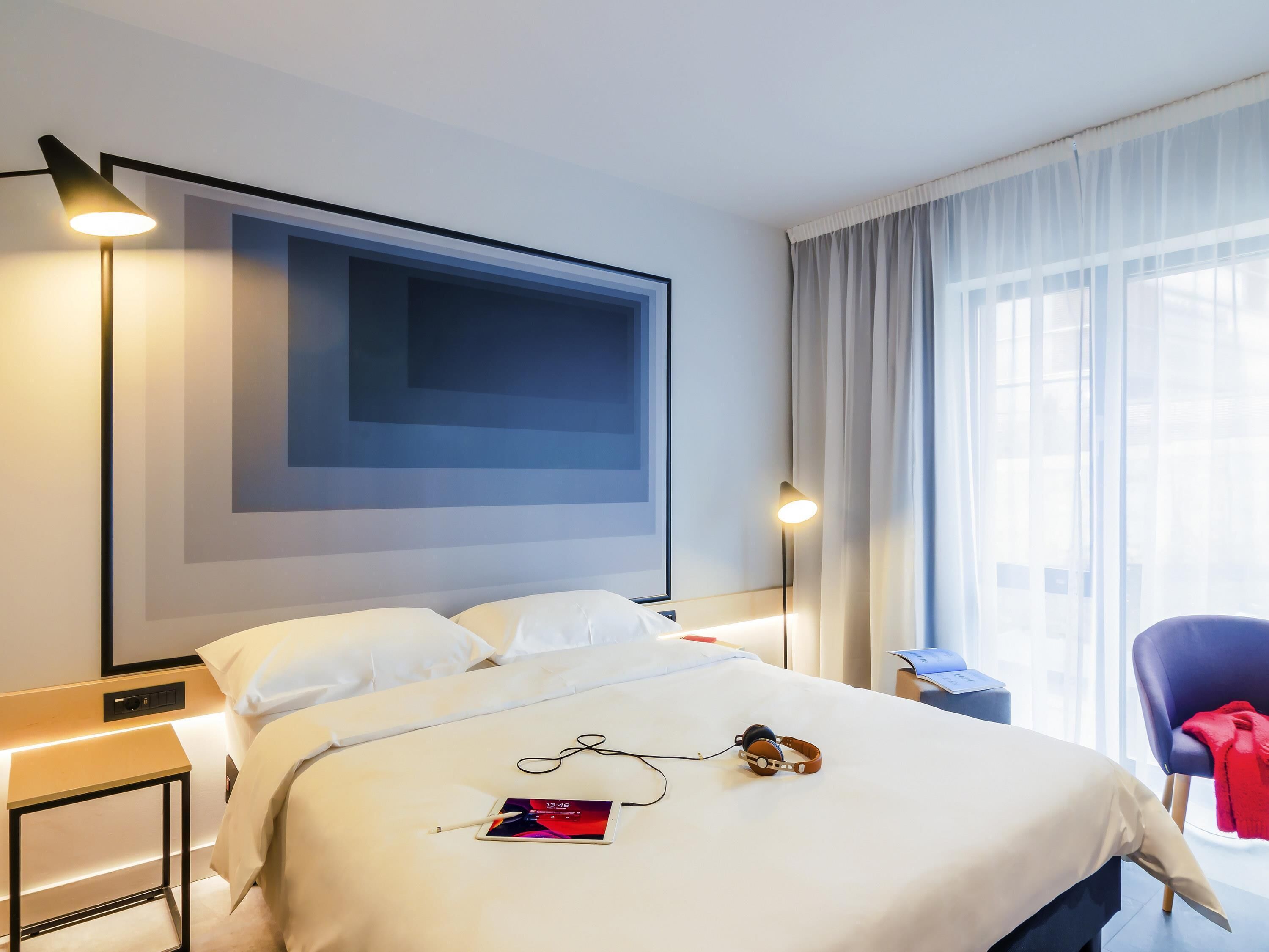 Room, 1 Double Bed | Minibar, in-room safe, desk, blackout drapes