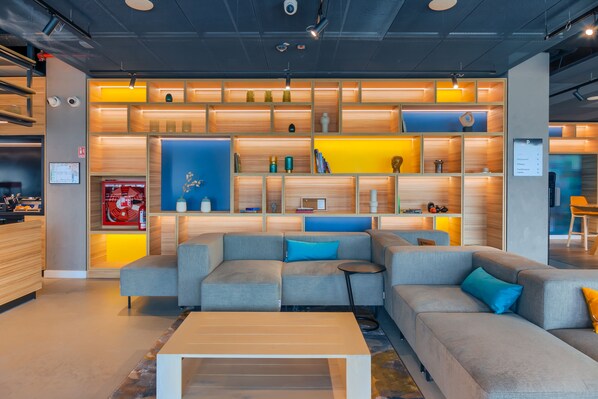 En 104-tommers LCD-TV med Parabol-TV samt TV