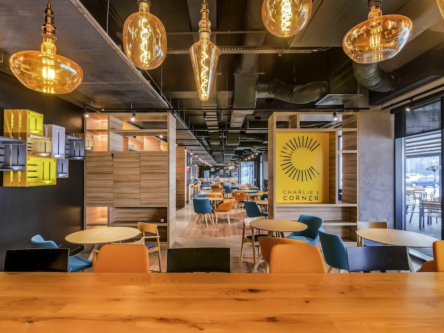 Lunch and dinner served, international cuisine