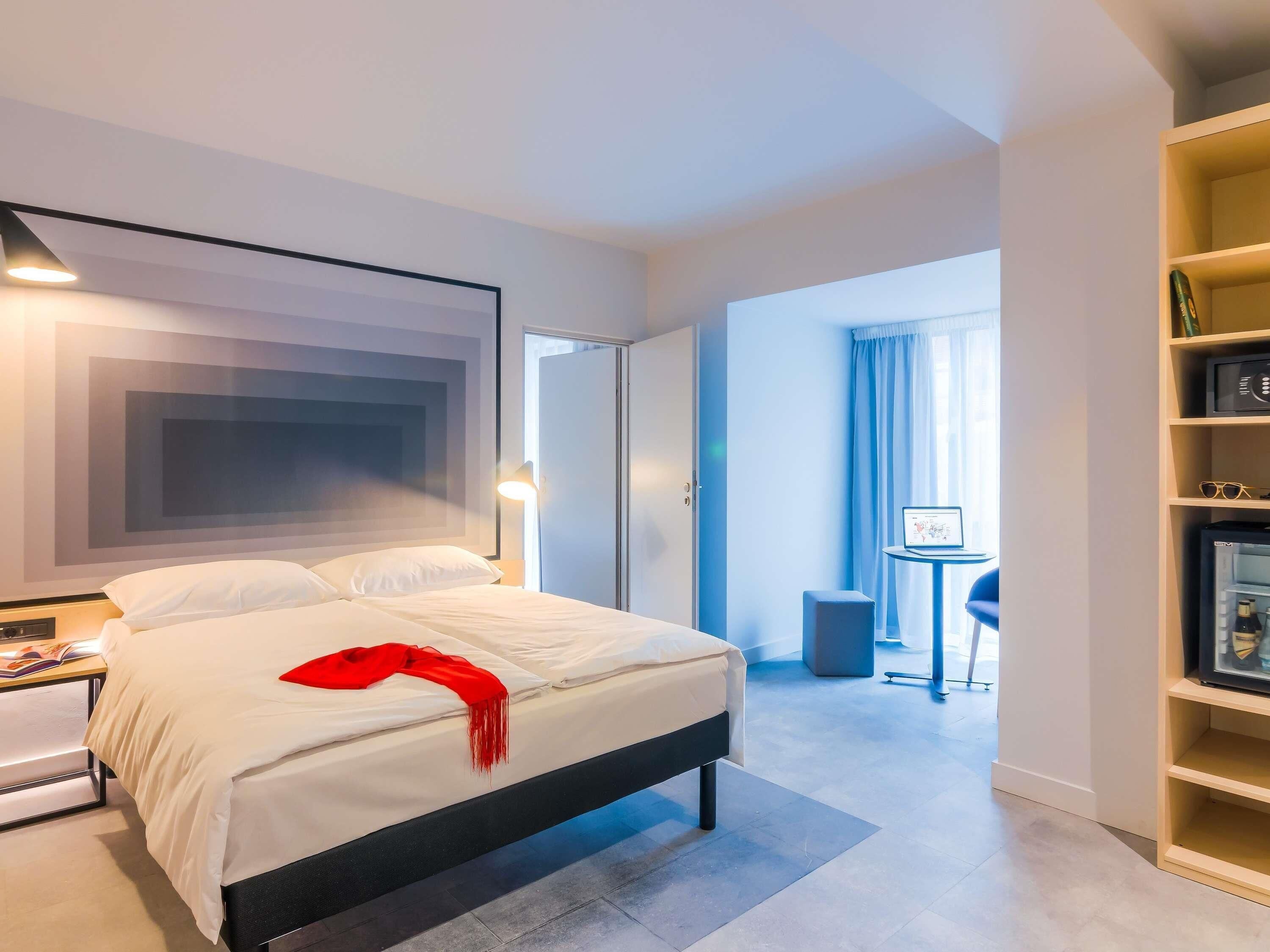 Rom – superior, 1 dobbeltseng | Minibar, safe på rommet, skrivebord og blendingsgardiner