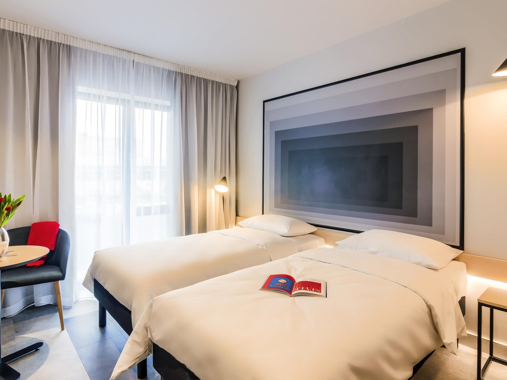 Minibar, Zimmersafe, Schreibtisch, Verdunkelungsvorhänge