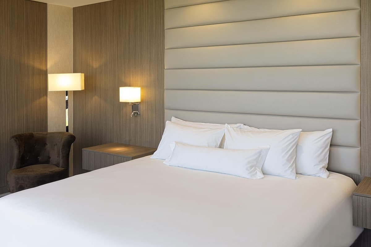 Hochwertige Bettwaren, Daunenbettdecken, Minibar, Zimmersafe