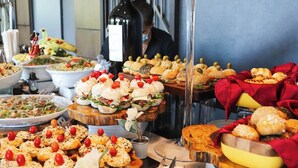 Een buffet met verschillende soorten eten en een fles wijn.