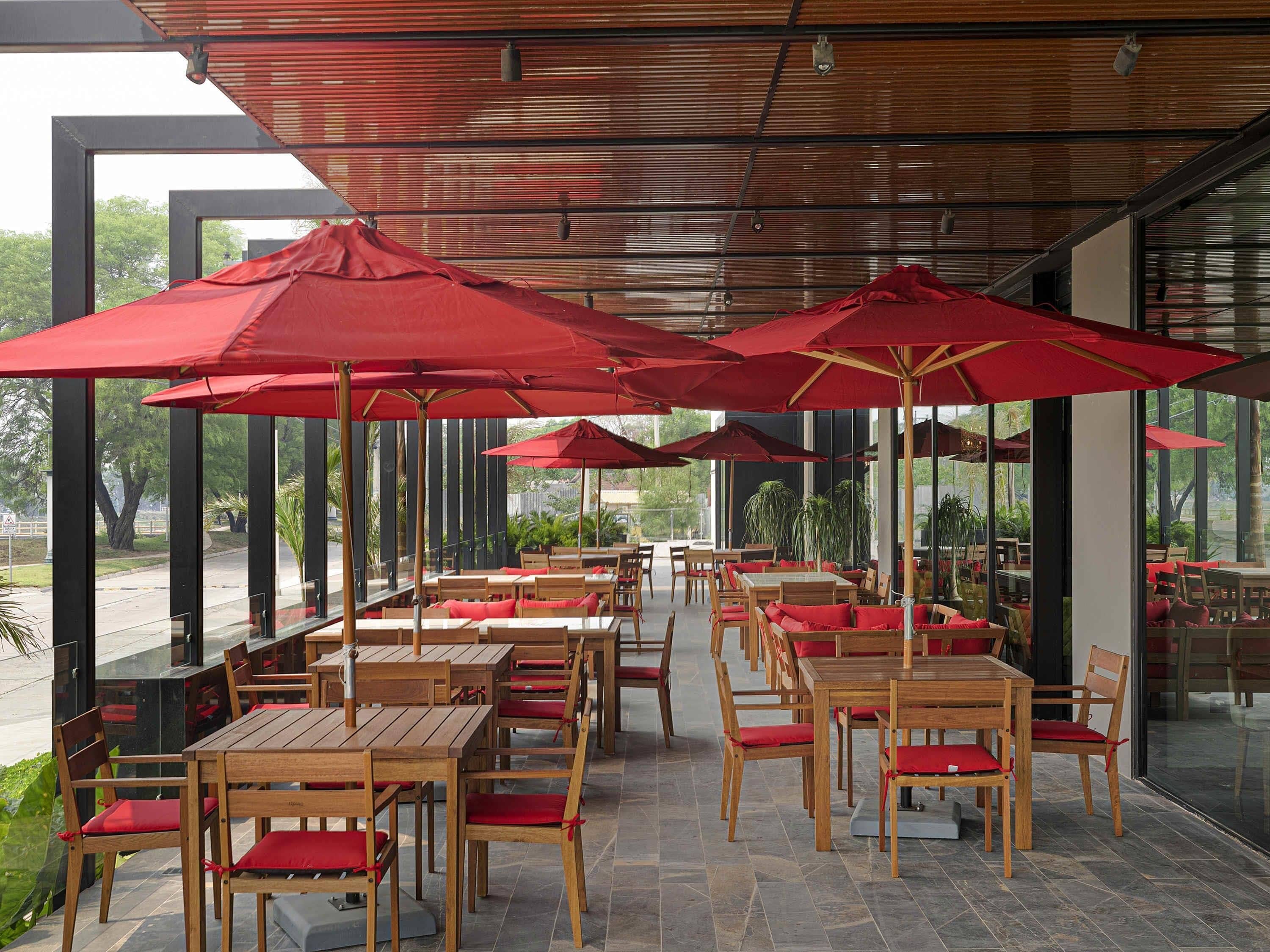 lunch and dinner served