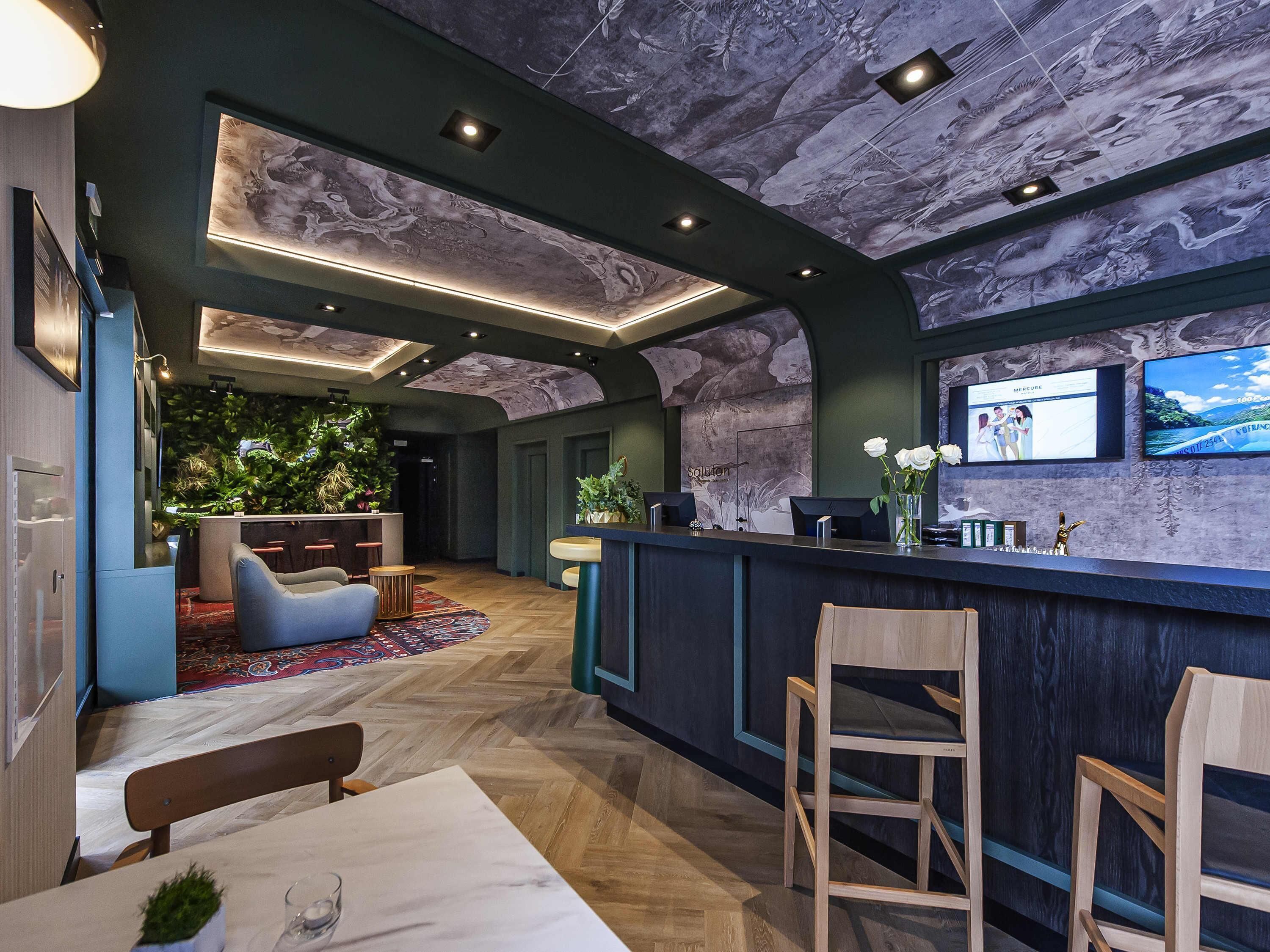 Lobby lounge
