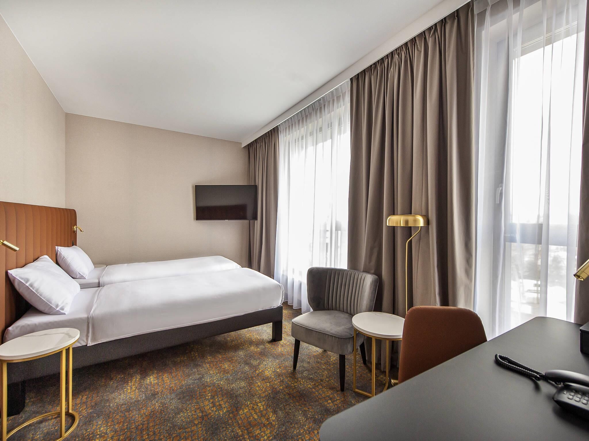 Standard Twin Room, 2 Twin Beds | Minibar, desk, laptop workspace, soundproofing