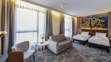 Privilege, Habitación, varias camas | Minibar, escritorio, espacio para trabajar con laptop y insonorización