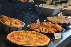 Desayuno buffet todos los días (PLN 70 por persona) 