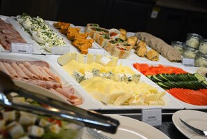 Colazione a buffet, servita tutte le mattine (50 PLN a persona) 