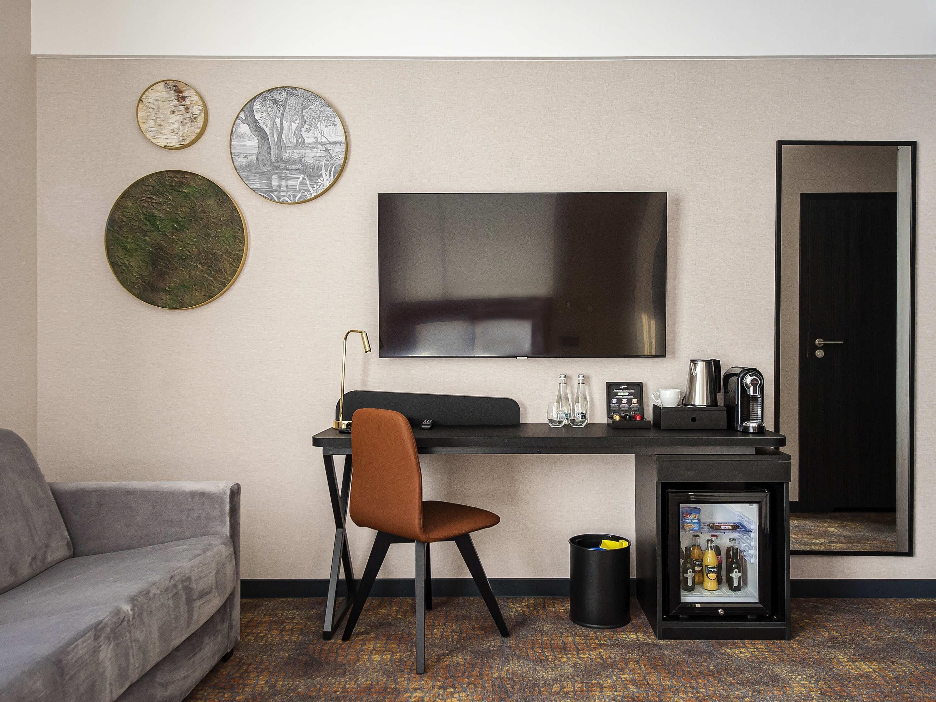 Minibar, bureau, espace de travail pour ordinateur portable